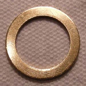 Кольцо от биметаллической монеты, пропустившее чеканку, но попавшее в мешок с готовой продукцией